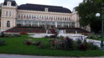 Kurhaus hinter Blumenbeet und Springbrunnen